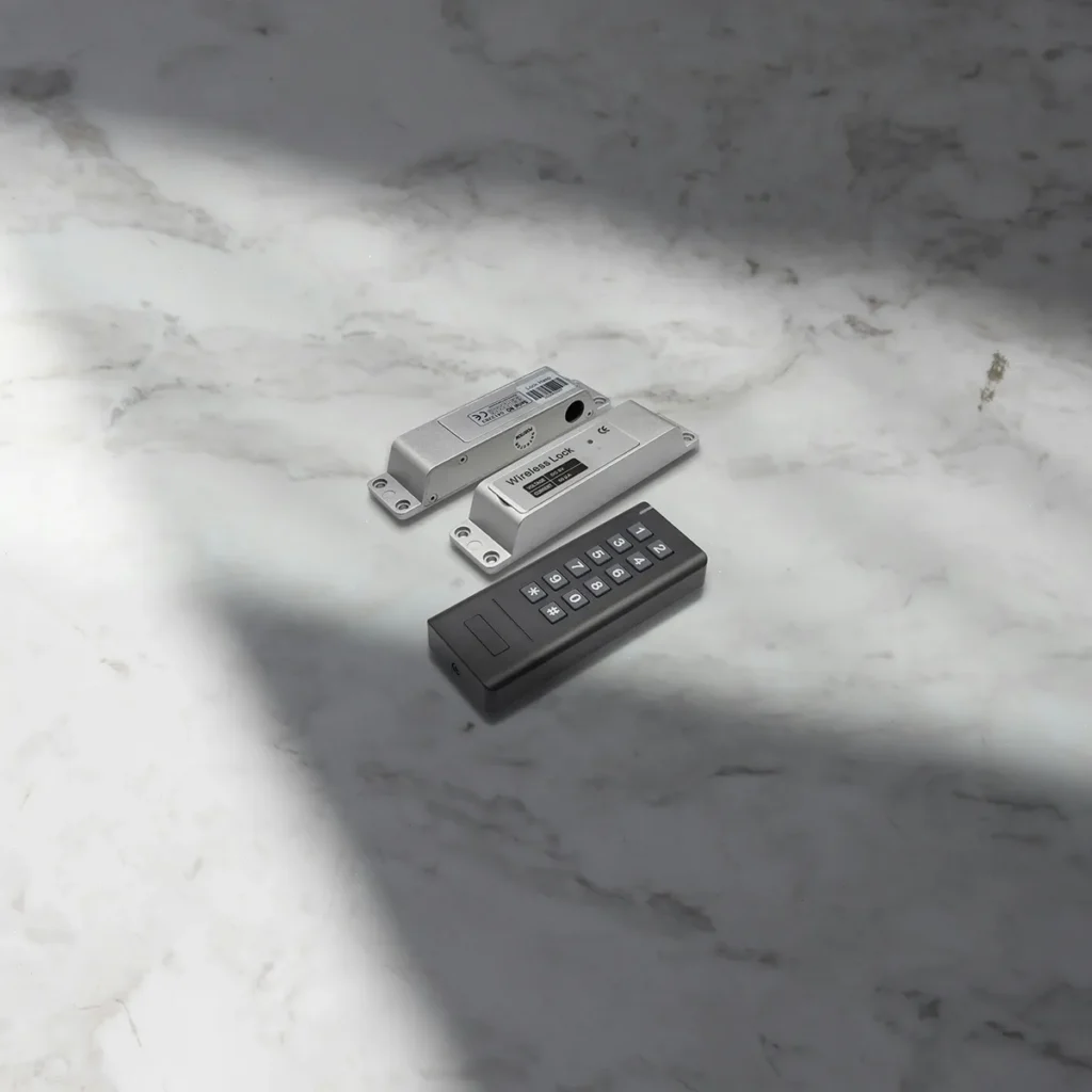 Ηλεκτρονικό κλείδωμα Deltronlock Wireless και τηλεχειριστήριο με πληκτρολόγιο, για ασφάλεια και αυτοματοποίηση πόρτας.