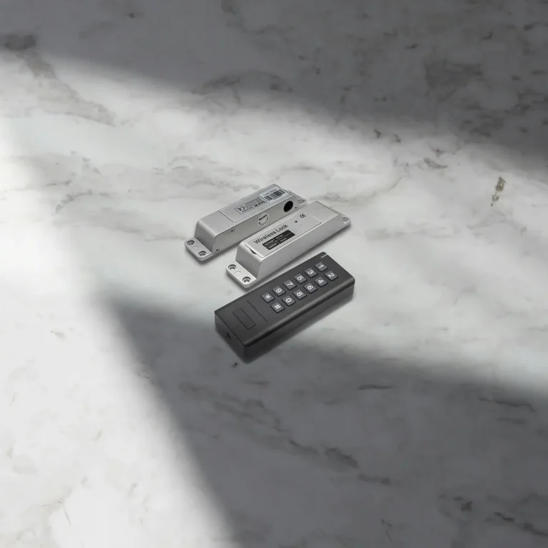 Ηλεκτρονικό κλείδωμα Deltronlock Wireless και τηλεχειριστήριο με πληκτρολόγιο, για ασφάλεια και αυτοματοποίηση πόρτας.