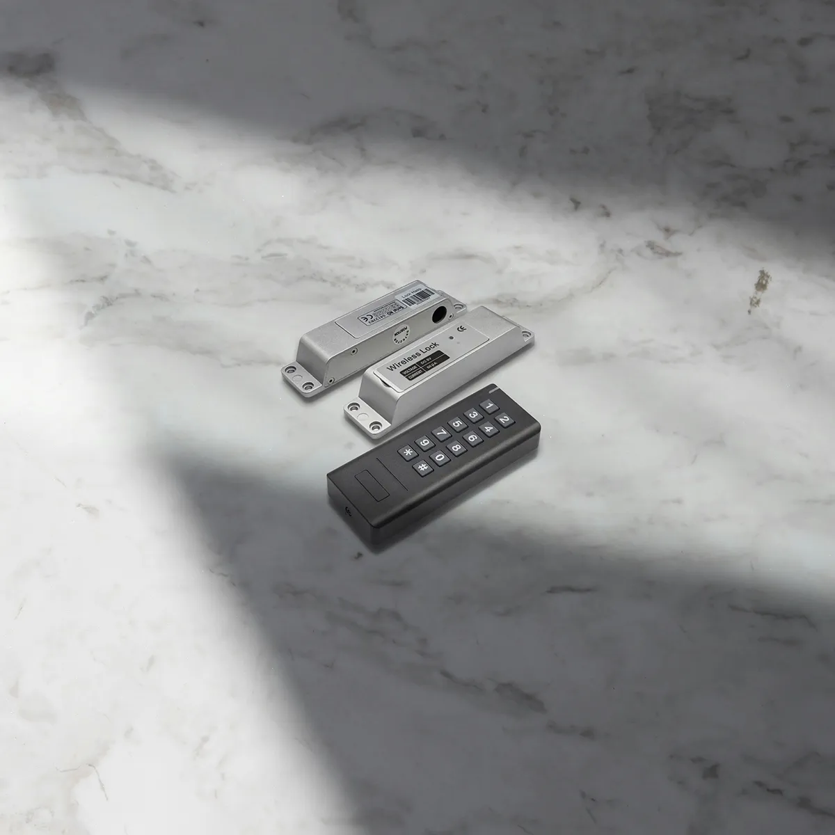 Ηλεκτρονικό κλείδωμα Deltronlock Wireless και τηλεχειριστήριο με πληκτρολόγιο, για ασφάλεια και αυτοματοποίηση πόρτας.