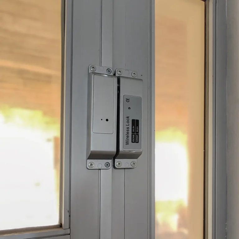 Ηλεκτρονικό κλείδωμα Deltronlock Wireless εγκατεστημένο σε πόρτα αλουμινίου, για ασφάλεια και αυτοματοποίηση.