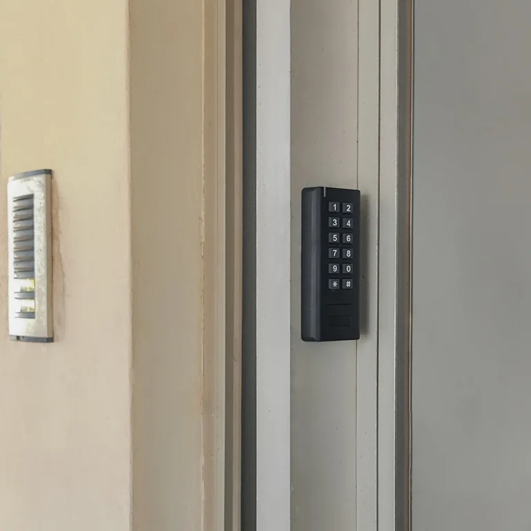 Ηλεκτρονικό κλείδωμα Deltronlock με πληκτρολόγιο για είσοδο κωδικού σε πόρτα πολυκατοικίας, για ασφάλεια και αυτοματοποίηση.
