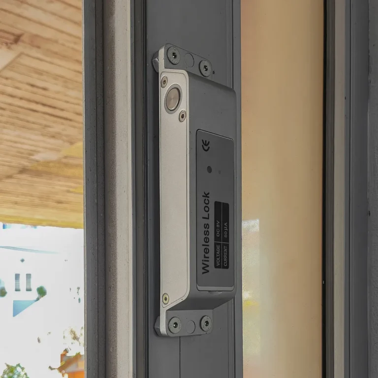 Ηλεκτρονικό κλείδωμα Deltronlock Wireless εγκατεστημένο σε πόρτα, με προηγμένες λειτουργίες ασφαλείας.