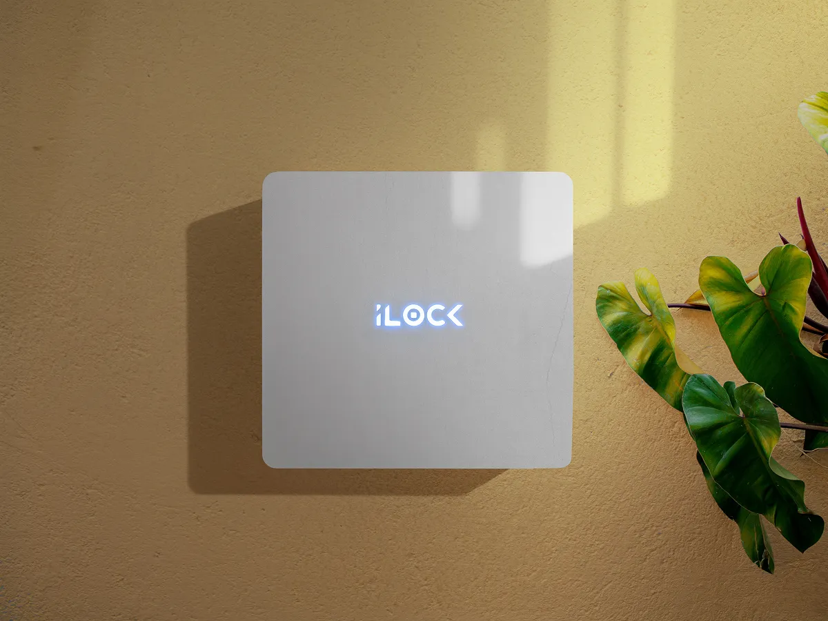 Ηλεκτρονικό σύστημα κλειδώματος iLock εγκατεστημένο σε τοίχο, με λευκό πάνελ και φωτιζόμενο λογότυπο iLock.