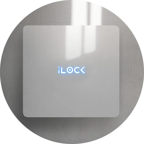 Λευκό πάνελ iLock με φωτιζόμενο λογότυπο, τοποθετημένο σε γκρίζο τοίχο με φυσικό φωτισμό.