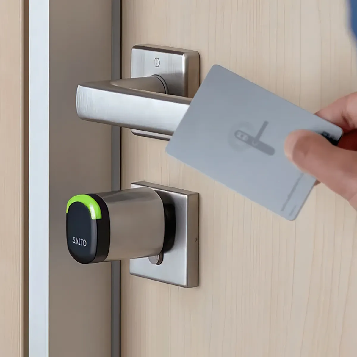 Ηλεκτρονικό κλείδωμα Salto με κάρτα πρόσβασης που χρησιμοποιείται σε ξύλινη πόρτα, για ασφάλεια και εύκολη πρόσβαση
