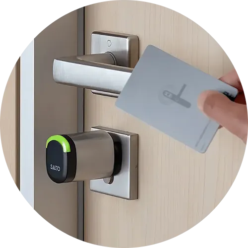 Ηλεκτρονικό κλείδωμα Salto με κάρτα πρόσβασης που χρησιμοποιείται σε ξύλινη πόρτα, για ασφάλεια και εύκολη πρόσβαση