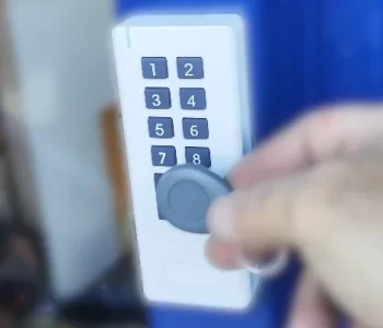Πληκτρολόγιο Πρόσθετης Ηλεκτρονικής κλειδαριάς με μπαταρίες ELYDE, σε παλιά σιδερένια πόρτα.